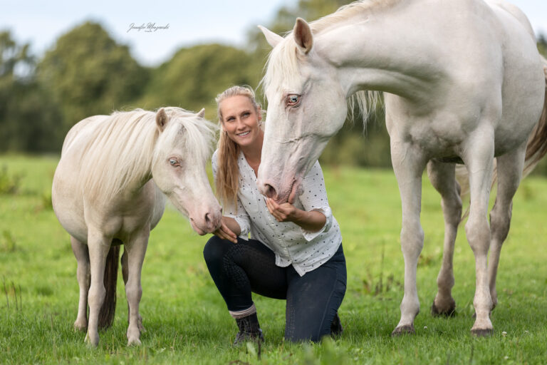 2023-08-06-Maya-und-Ina-Mustang-(145)-Web